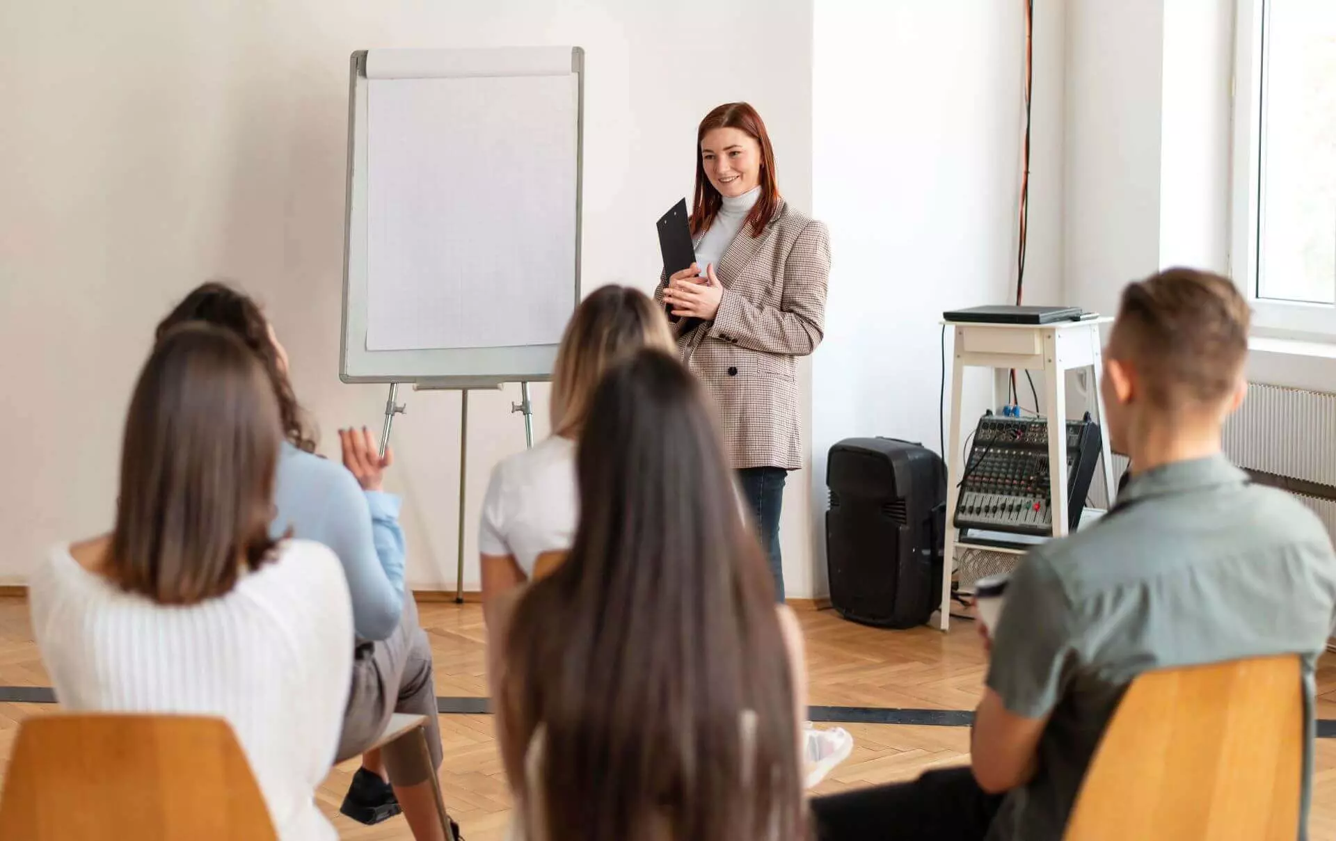 AnyConv.com__mulher-de-tiro-medio-liderando-reuniao-de-terapia-2