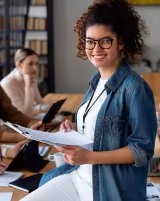 Mulher no escritório de trabalho